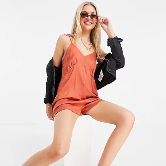 SIZ 8 never worn asos v neck tie romper - Picture 2 of 4